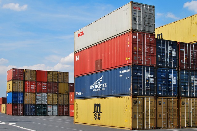 přepravní a skladové kontejnery